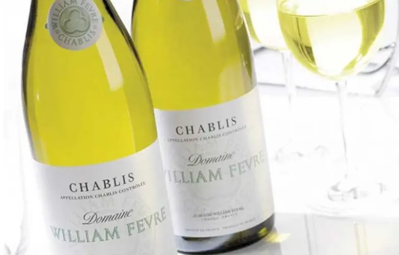 핀초포테와-어울리는-샤블리-와인-2병이-놓여있는-사진