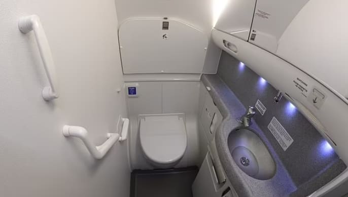 여행의 계절...기장이 알려주는 비행기 내에서의 예의 Pilot reveals whether you should REALLY switch seats on a plane if ask...