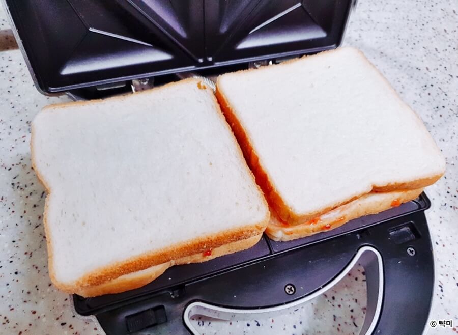 샌드위치 메이커 위에 식빵 올리고 구워주기