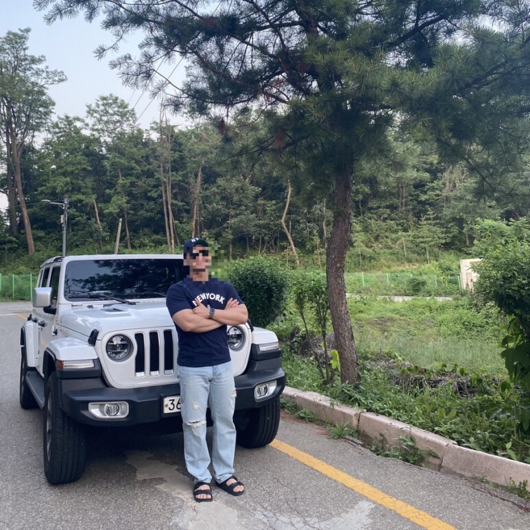 데일리룩(오뭘입)_NY볼캡&#44; 레이벤 보잉 선글라스&#44; 알디씨 반팔 티셔츠&#44; 오더플리즈 와이드 연청 데님 데미지진&#44; 버켄스탁 슬리퍼&#44; 데일리코디&#44; 랭글러 오버랜드&#44; ootd