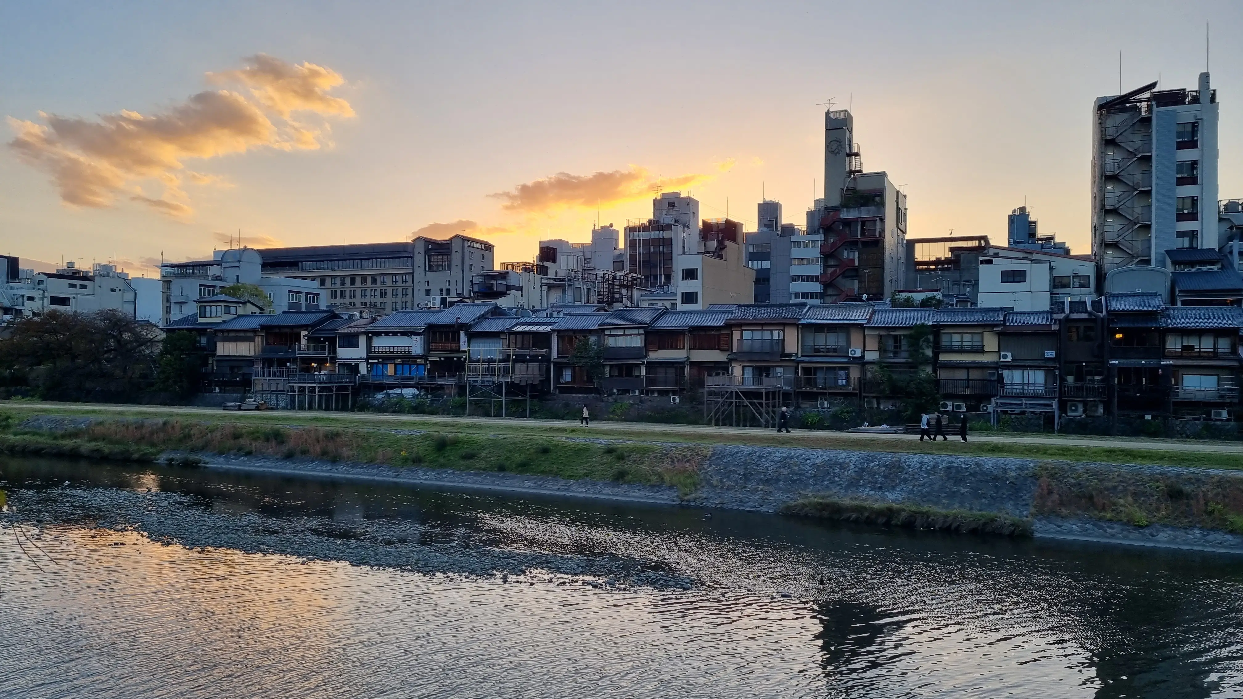 카모 강변의 일본 집을 볼 수 있는 이미지입니다.