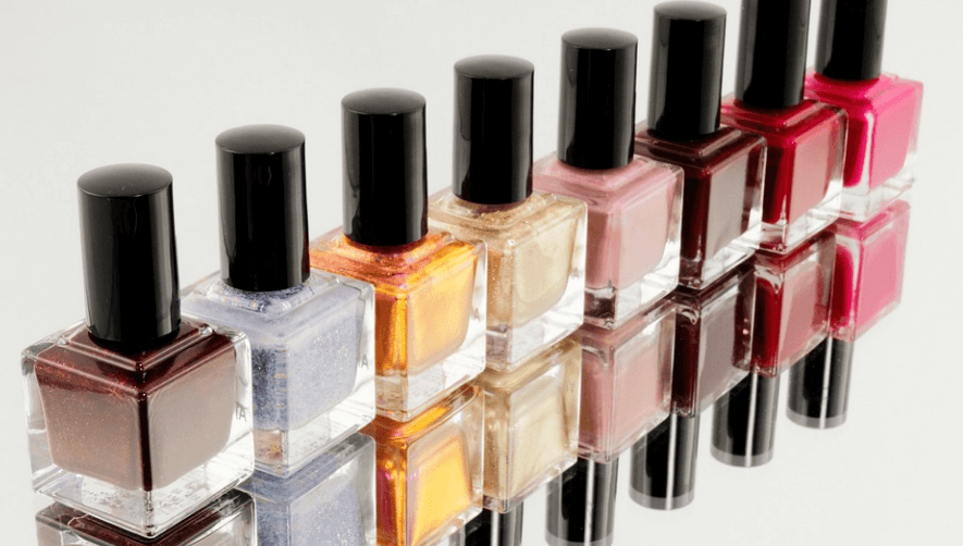 흰 운동화 세탁 법으로 매니큐어도 도움을 받을 수 있다