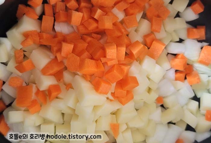 네모낳게 야채를 썰어요~