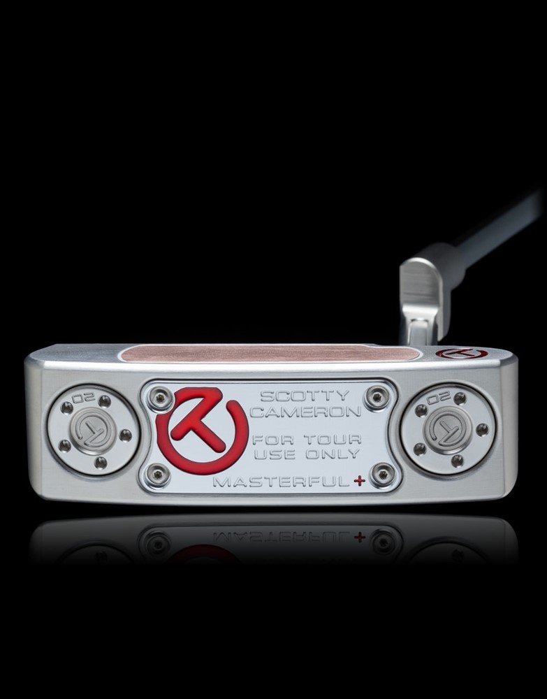 Scotty Cameron Masterful+ Buttonback Tour 퍼터 바닥 부분, 투어 전용 각인과 20g 솔 웨이트, 써클 T 로고가 돋보이는 디자인