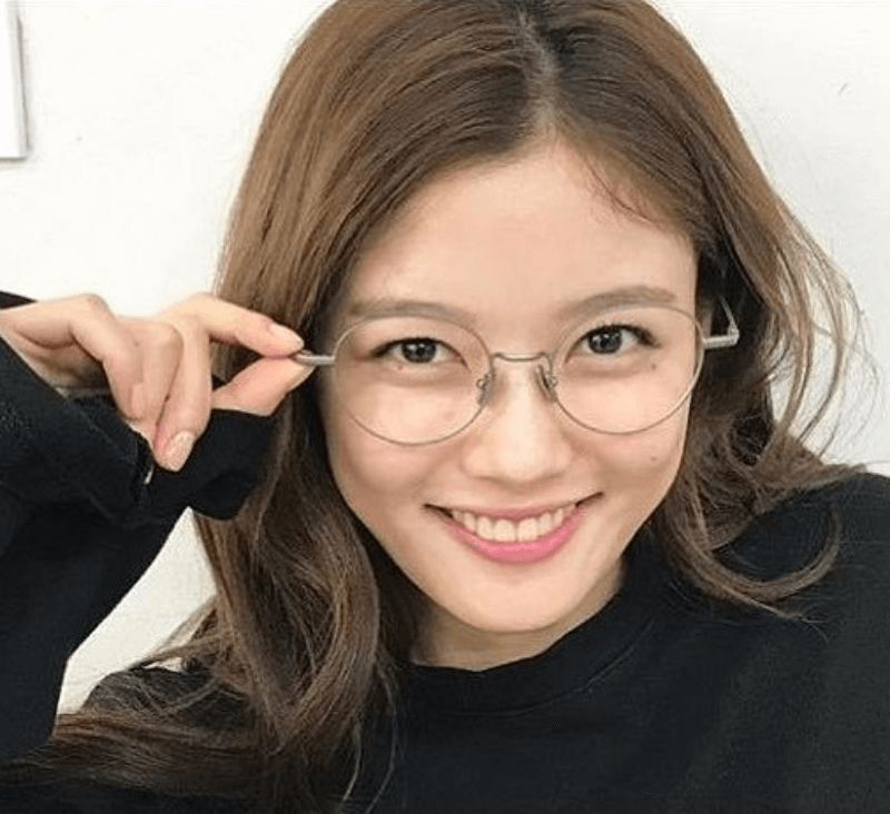 안경 쓰고 웃고 있는 여자 연예인