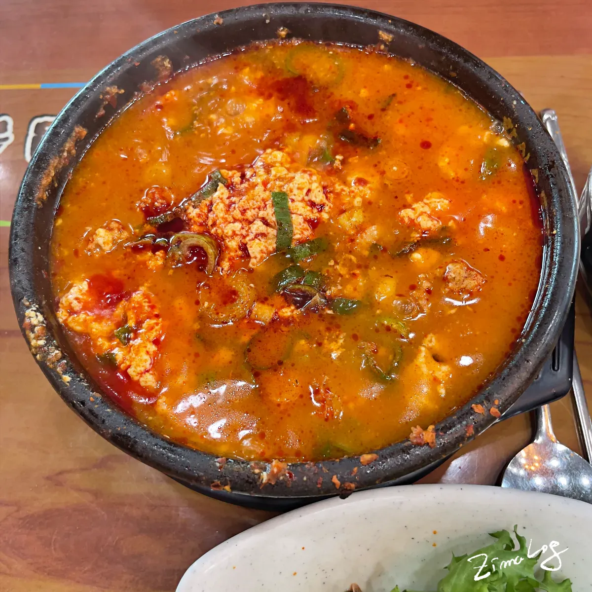화심 순두부찌개의 모습으로 찌개에 순두부와 국물이 뚝배기에 가득 들어 있음