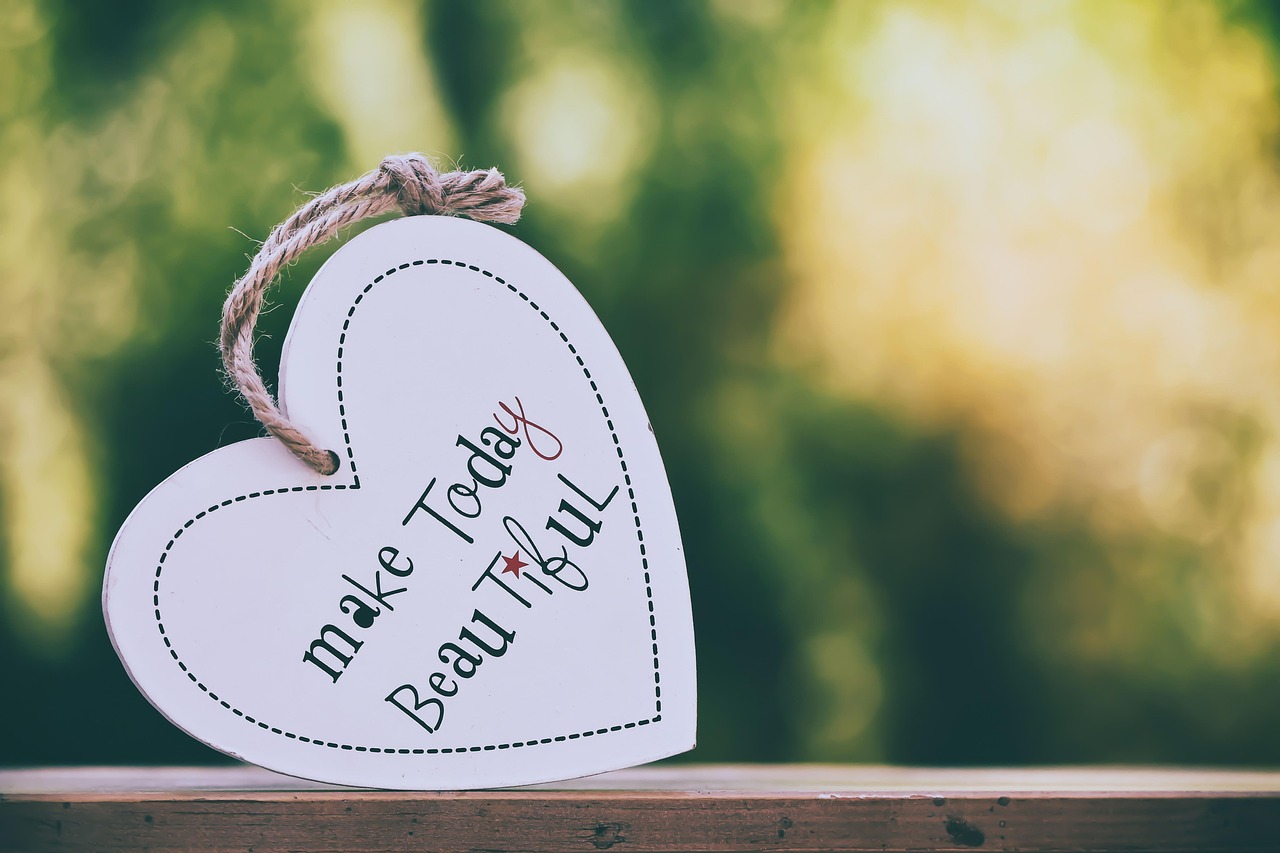 make today beautiful 로고가 쓰인 사진