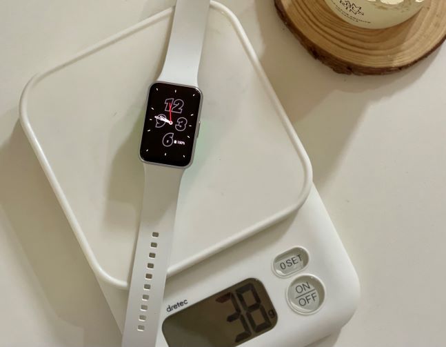 갤럭시핏3 무게는 스트랩 포함 38g 정도다.