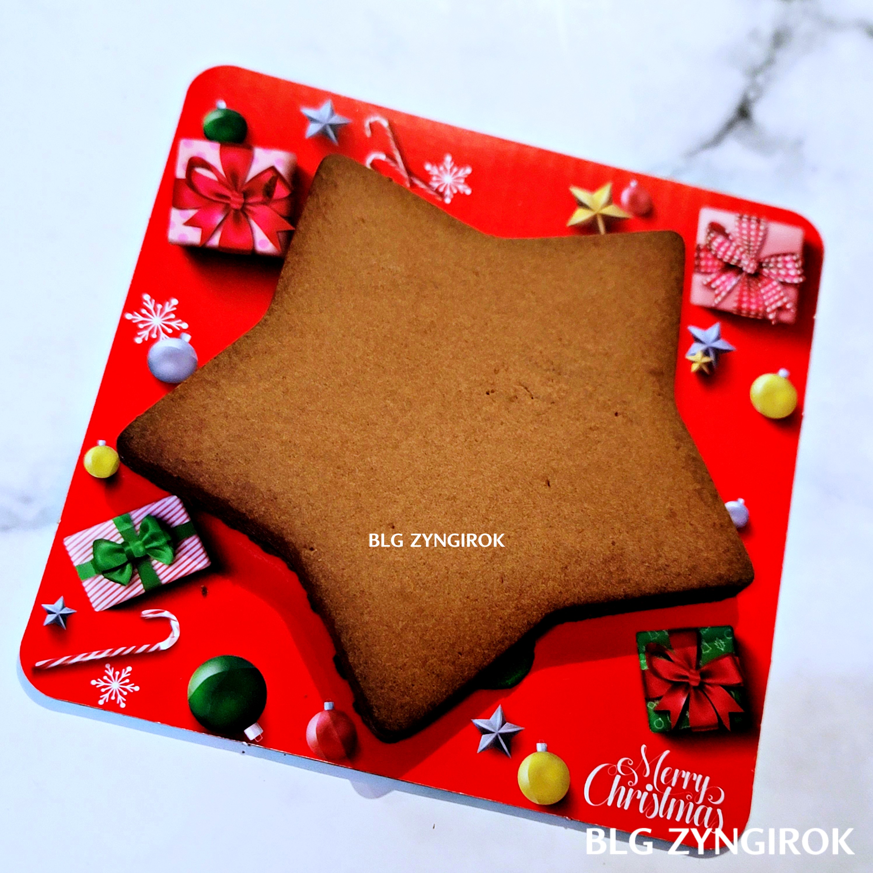 노브랜드에서 구매한 크리스마스 트리 키트 만들기 - 쿠키를 플레이트에 부착한 모습이다.