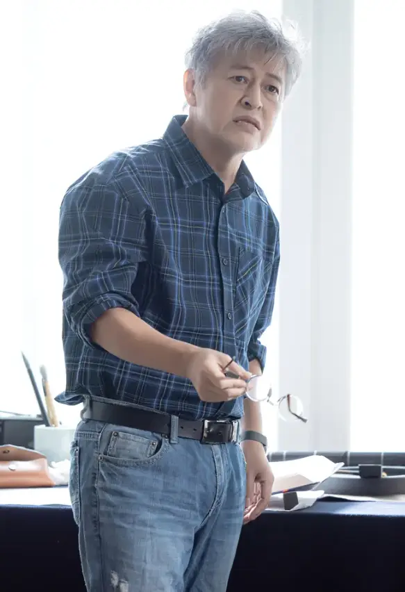 재벌X형사-
청바지 검은 허리띠 남색 체크무늬 셔츠를 입고 오른손에 안경을 들고 전체가 흰머리로 앞을 진지하게 바라보는 이형준