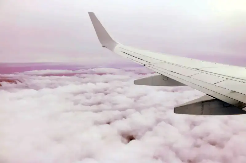 구름위를-날아가고-있는-비행기-항공샷-모습
