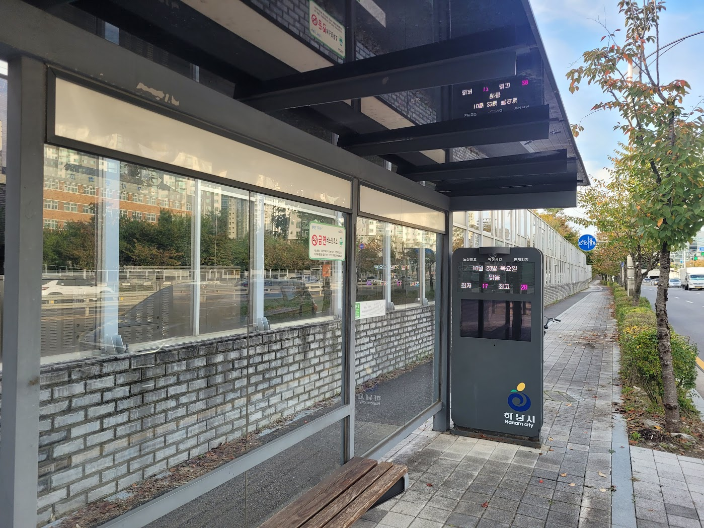 아무도 없는 정류장 풍경