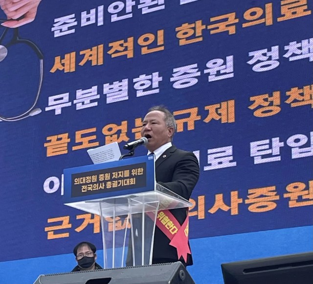 황 부회장은 A 언론과의 인터뷰에서 면직 결정에 대해 “이해할 수 없다”고 반박하였다.