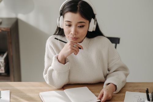 공부를 하고 있는 학생