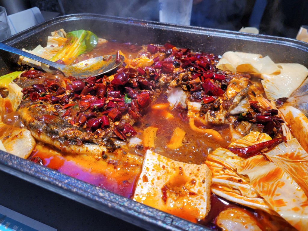 사리와 함께 끓고 있는 마라 카오위