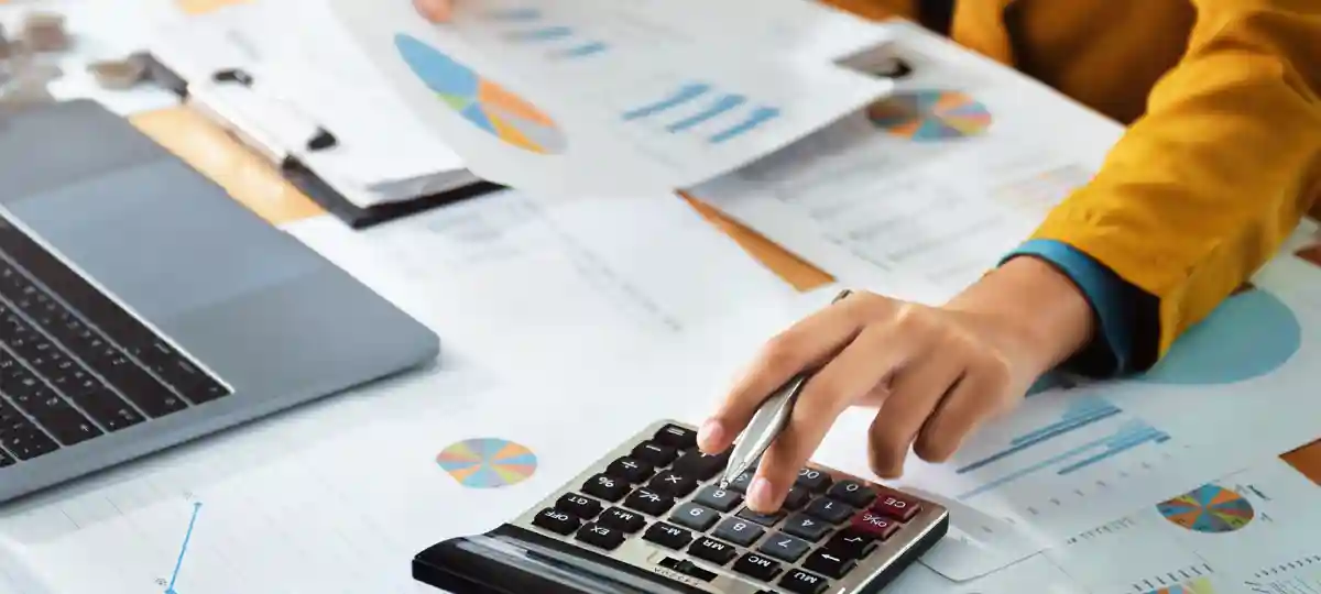 재테크-컴퓨터-계산기-남자