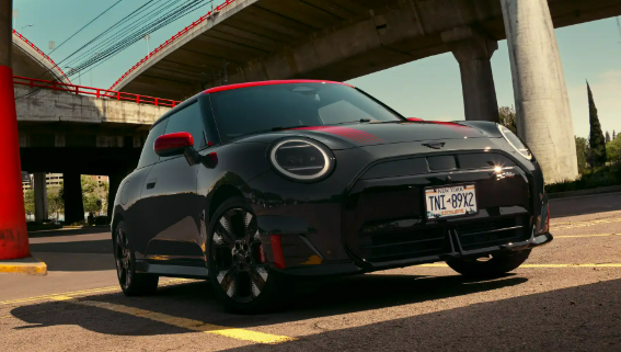 2025 미니 JCW 해치백, 작은 몸집 터지는 존재감의 이유