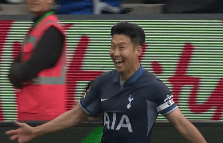 기뻐하는 손흥민