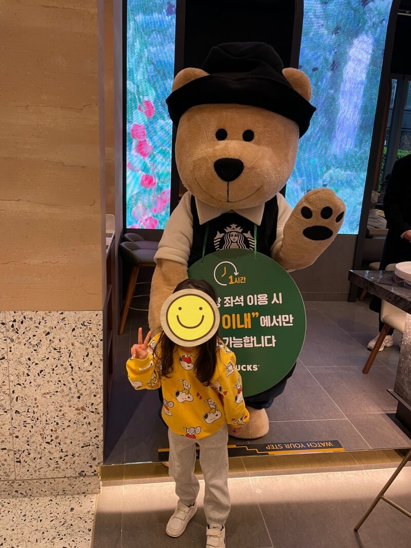 오픈-이벤트로-매장내에-돌아다니는-곰인형과-찍은-사진