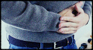 장염증상으로 배에 통증을 느끼는 모습