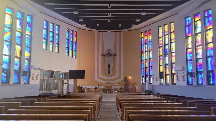 부산 초장성당 성전 안 제대, 제단, 십자고상, 감실, 스테인드글라스, 십자가의 길 사진