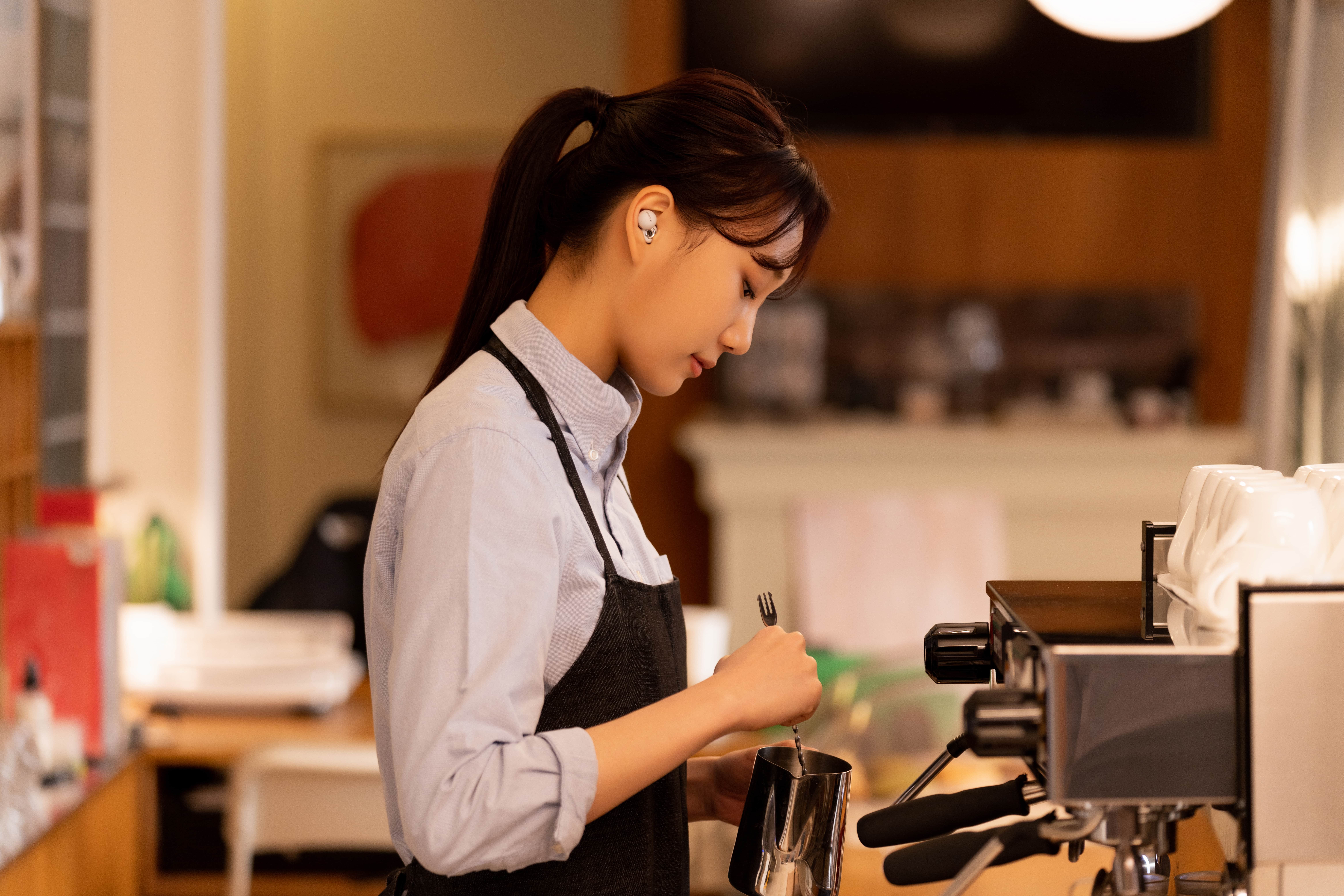 LinkBuds를 착용하고 일하는 모습