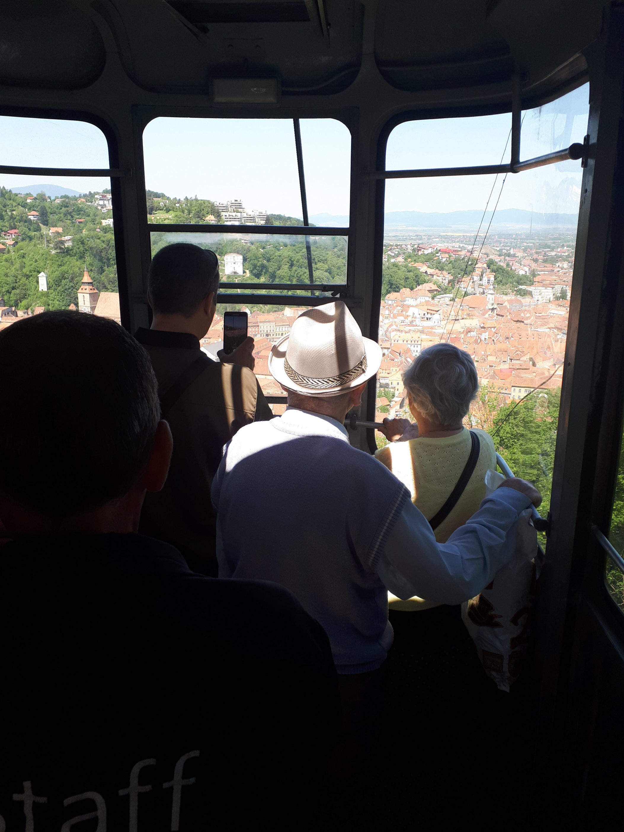 루마니아 브라쇼브 사람들과 함께 케이블카 타고 오르는 길