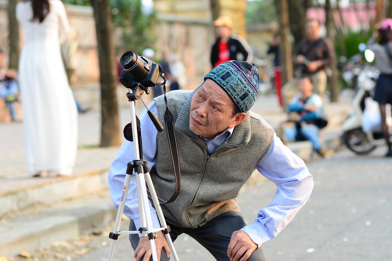 소확행 사진을 찍는 어르신