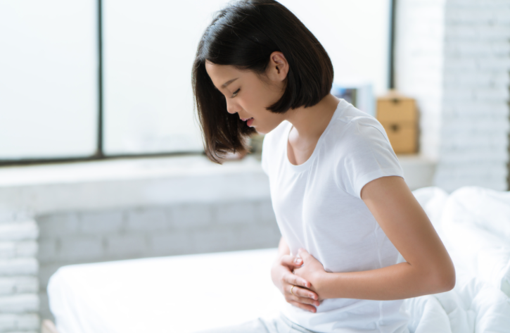 배가 아픈 여성