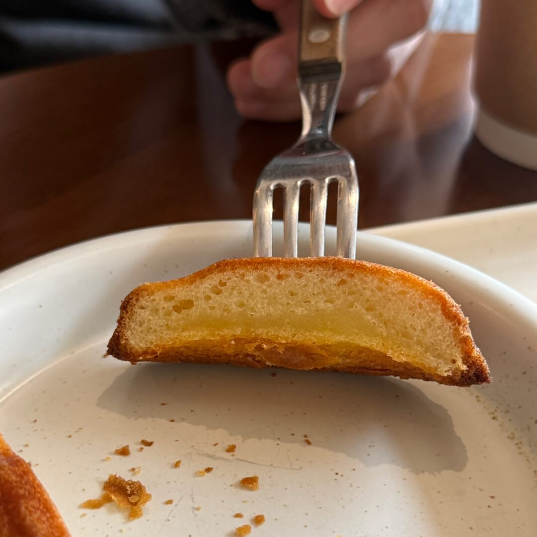 모란 버터떡 카페 웰로우 버터떡 단면 촉촉한 식감