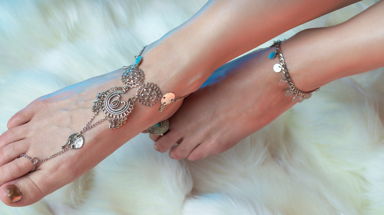 발목이 이쁜 여자의 다리와 발찌를 착용한 모습