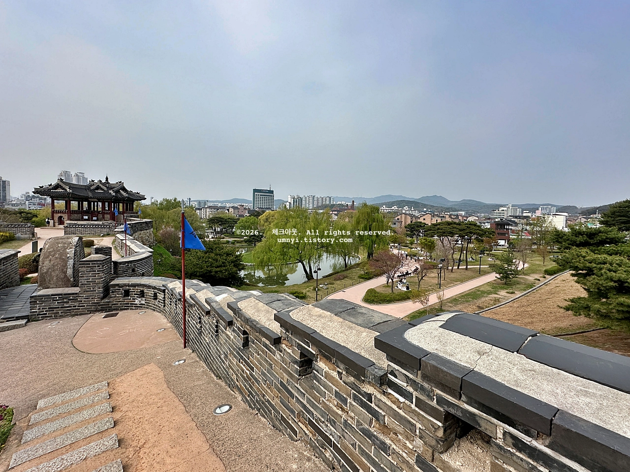 2024년 4월 수원화성 성곽길 위에서 촬영한 방화수류정과 용연 주변의 풍경
