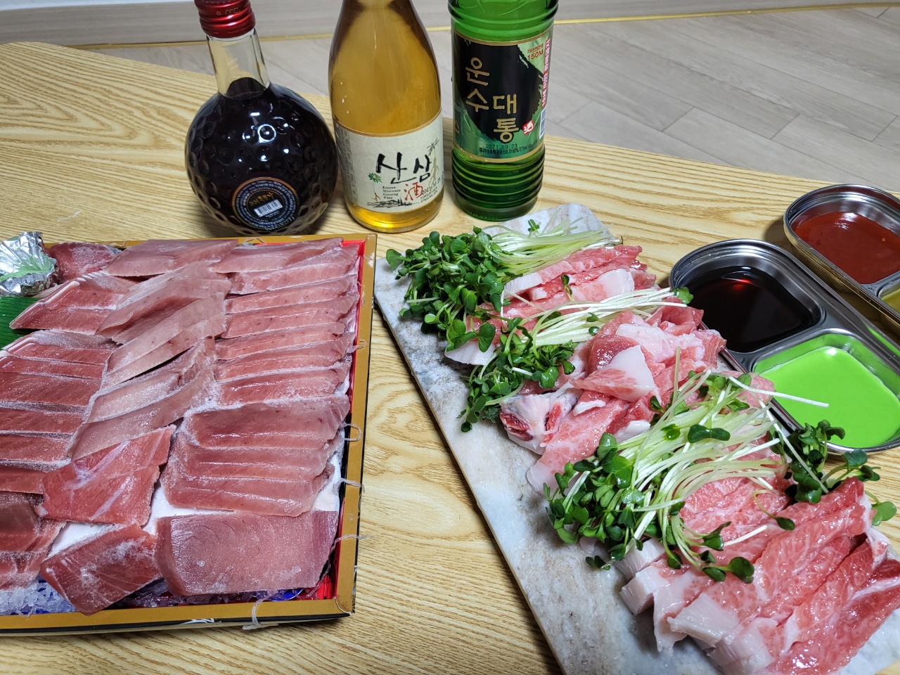 썰어낸 참다랑어 뱃살