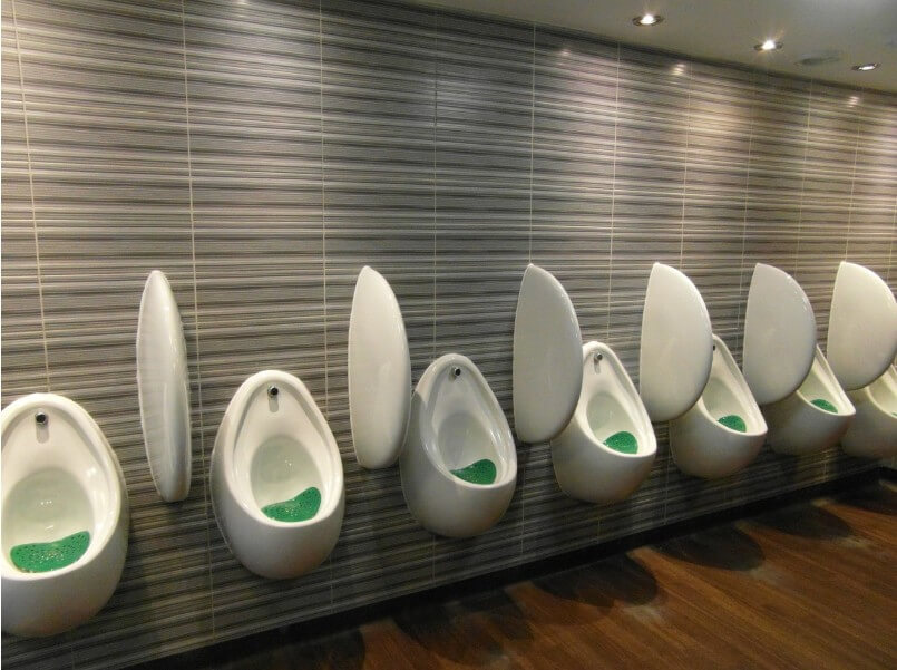 공중화장실의 변기들