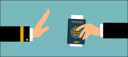 여권을 제시하는 손과 제지하는 손