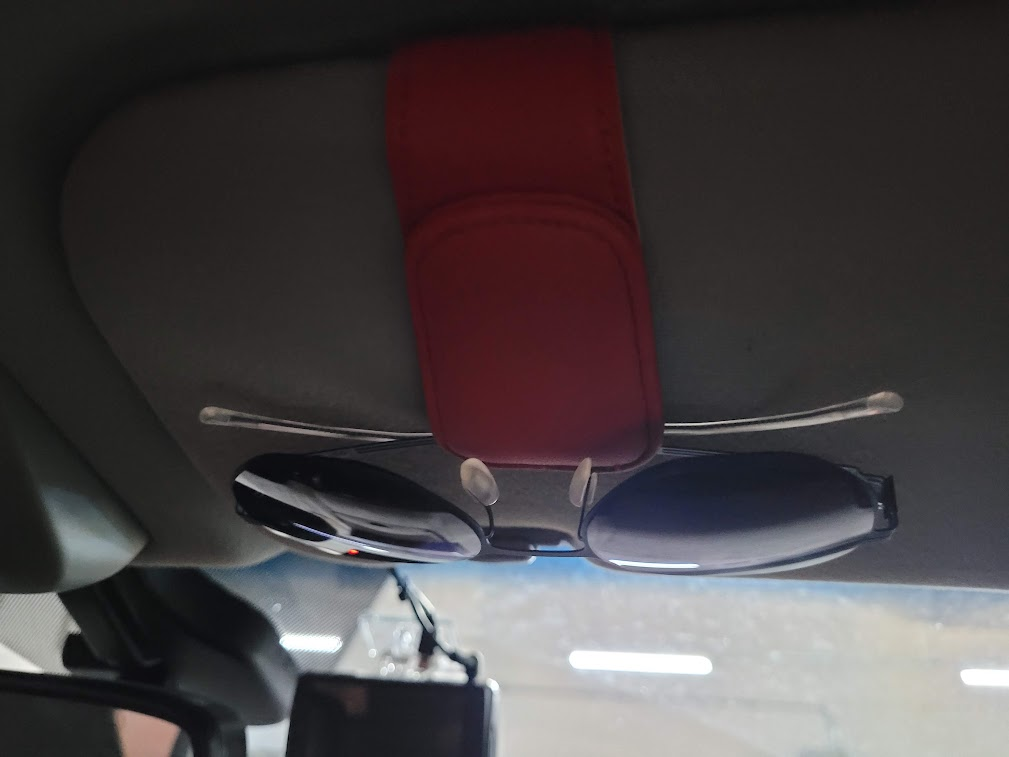 자동차 안 썬글라스