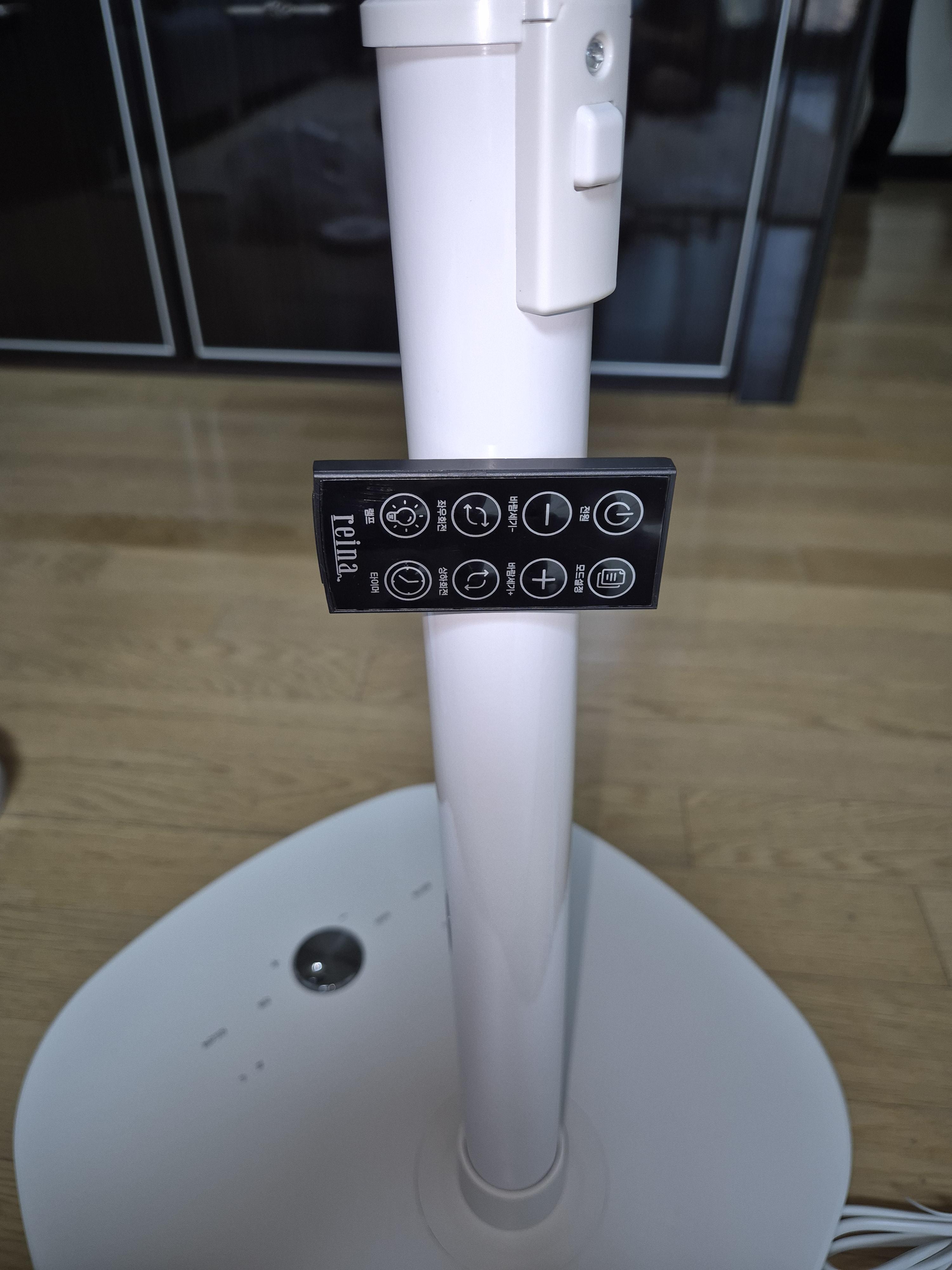 레이나 선풍기 RF-4814WR 리모콘 자석으로 폴에 세로로도 잘 달라붙음.