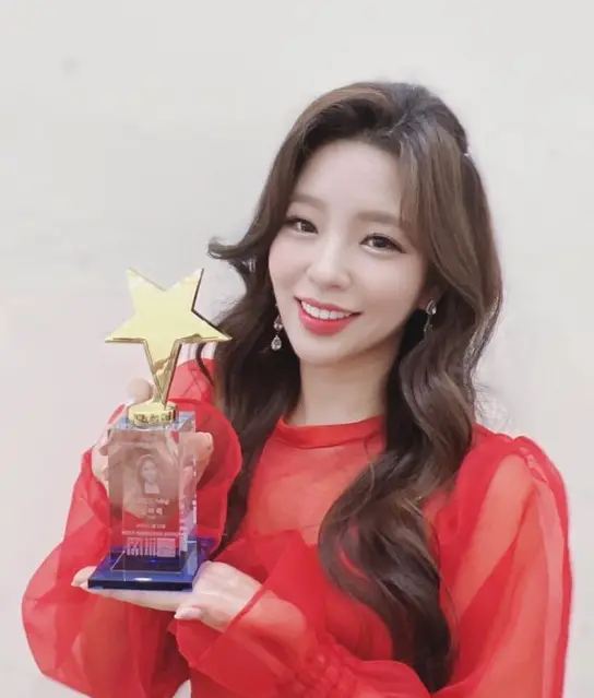 현역가왕-
빨강 망사블라우스 갈색 웨이브머리 오른손으로 트로피를 받치고 왼손으로 트로피를 들고 환하게 웃고있는 신미래