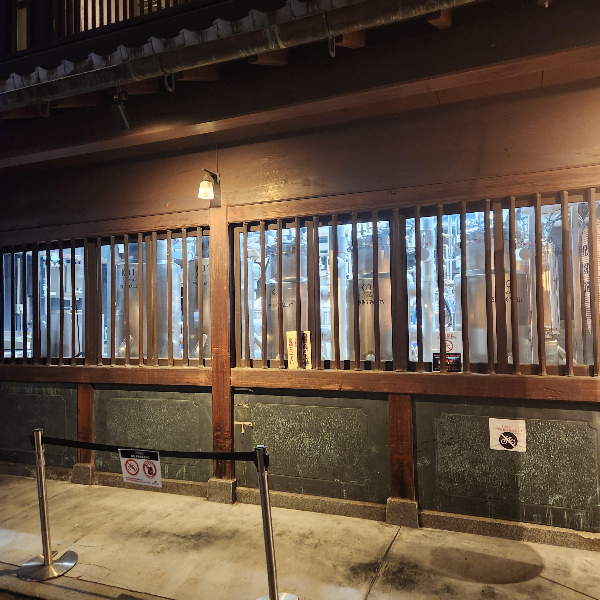 목재 기둥과 창살로 되어있는 스프링 밸리 브루어리