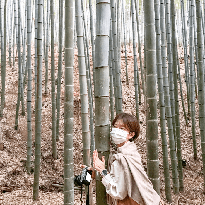 대나무를 잡고 있는 나