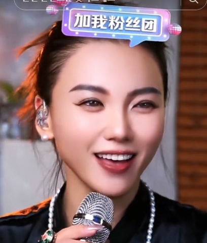뮬란 중국가수 전화받아1
