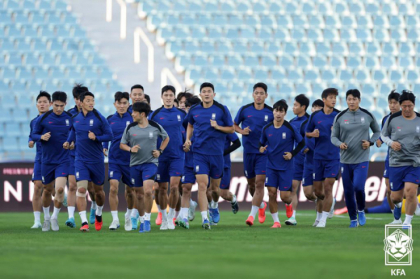 운동장을-달리고-있는-한국축구국가대표팀의-모습