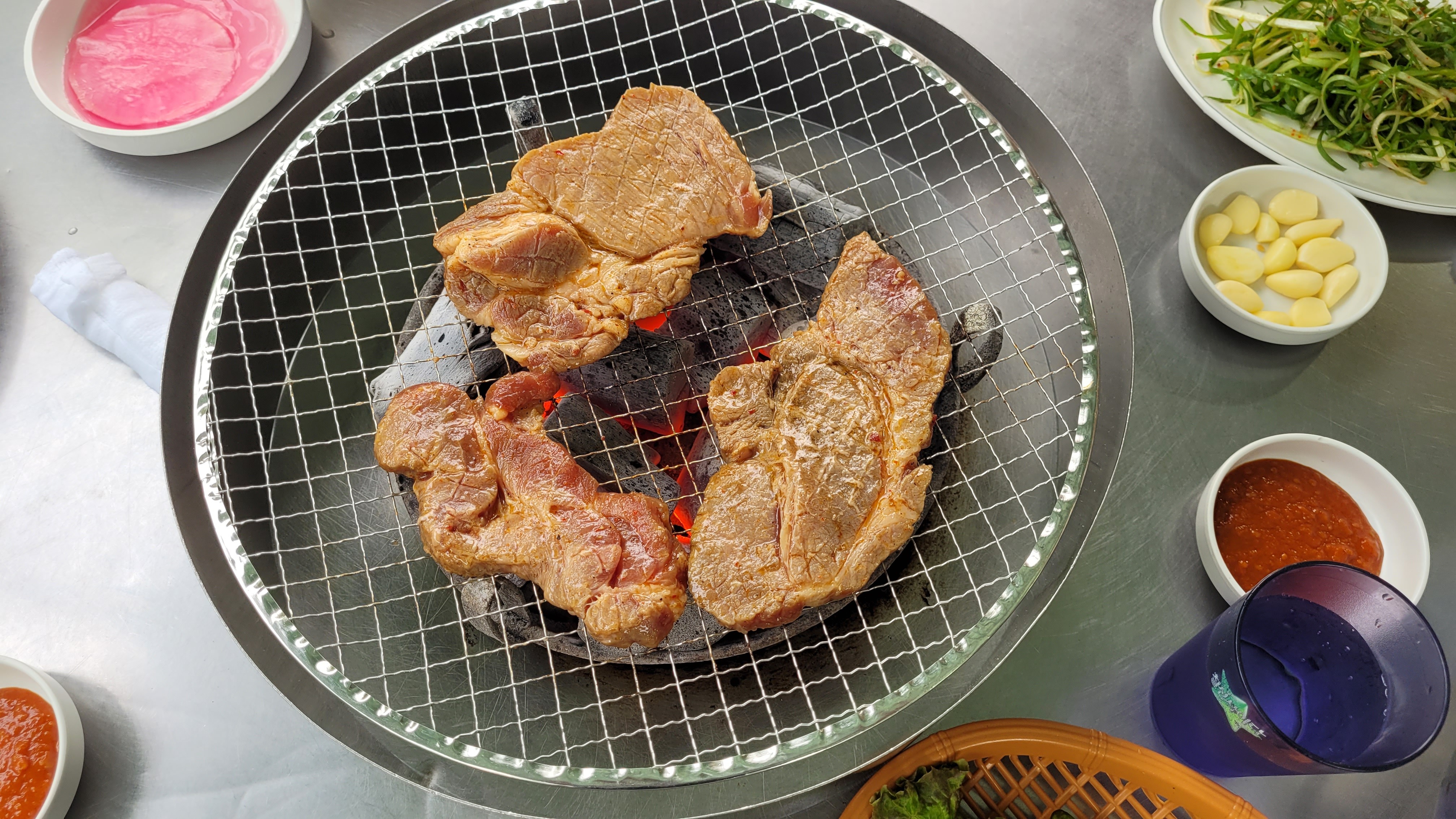 숯불에서 익어가는 돼지갈비