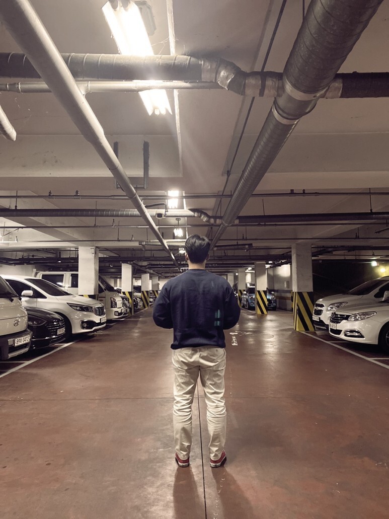 데일리룩(오뭘입)_아웃스탠딩 맨투맨, 무신사스탠다드 치노팬츠, 컨버스 척테일러레드, 꿀조합스타일링, OOTD