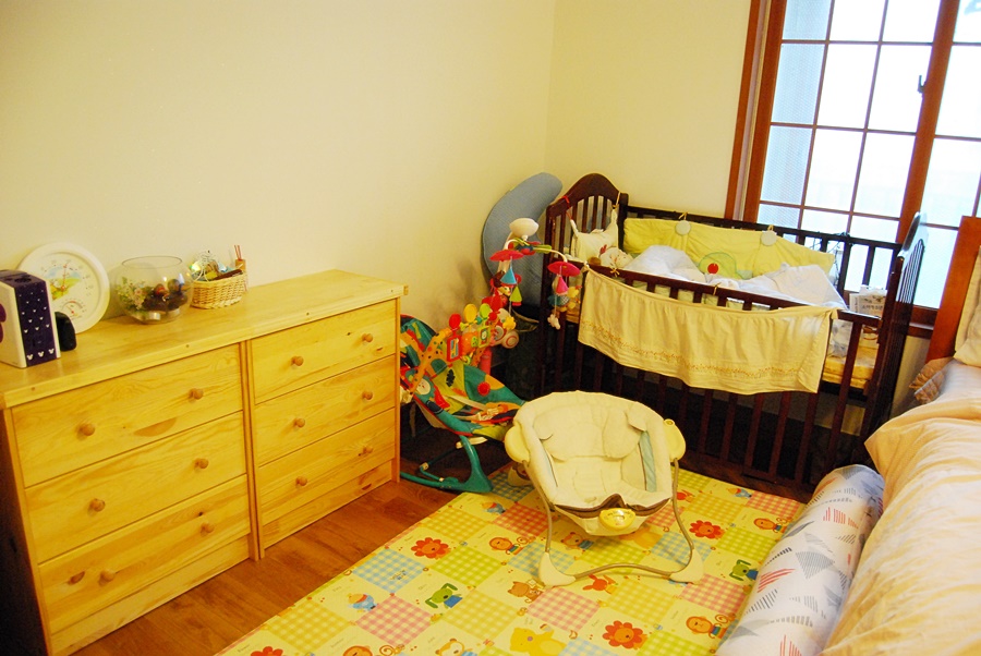 기어다닐적 아기침대와 놀이매트