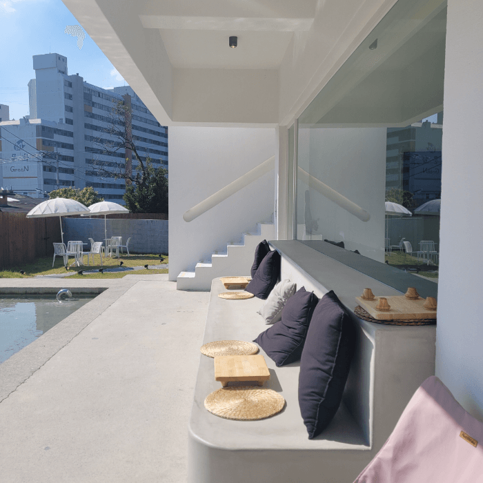 야외좌석이-있는-카페