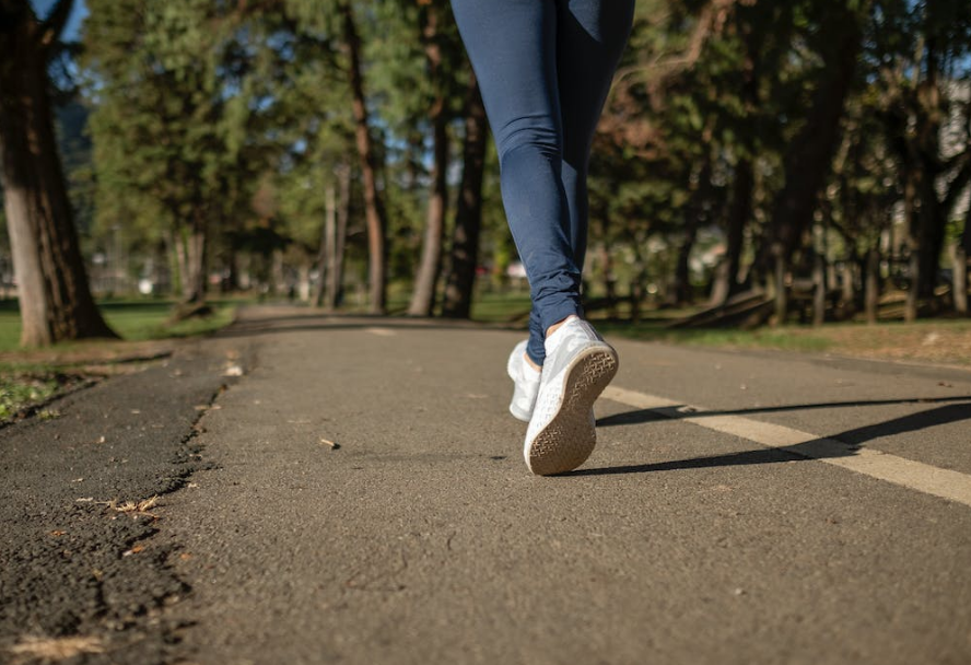 걷기나 수영과 같은 정기적인 운동은 식도의 기능을 활성화시키고 소화를 돕는다