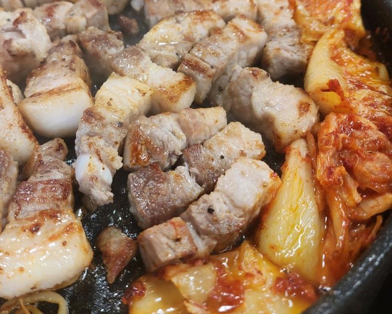 김치와 함께 굽는 생생정보 5000원 삼겹살