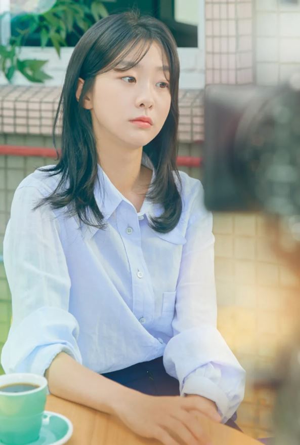 멍 때리는 김다미