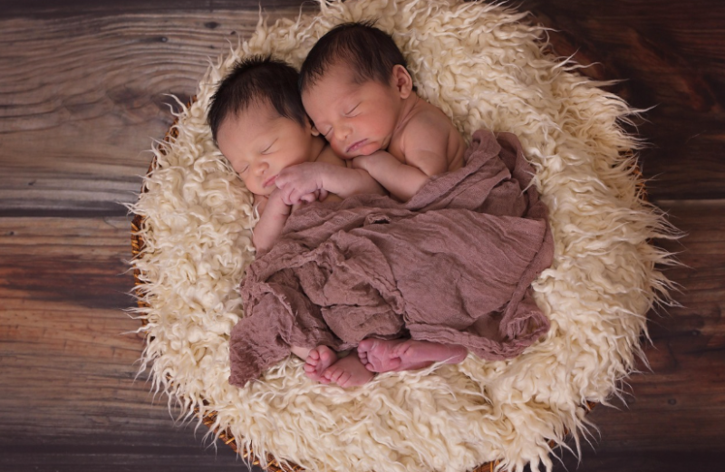 신생아 쌍둥이 수면 모습, 아기 둘이 함께 잠자는 육아 감성 이미지